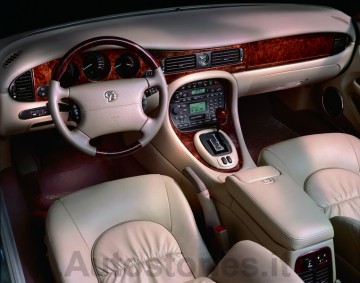 13_Jaguar_XJ_2000.jpg