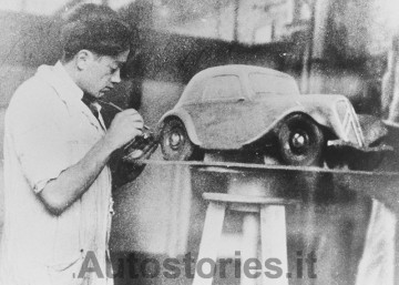 03_Flaminio-Bertoni-al-lavoro-su-una-maquette-della-Traction-Avant.jpg