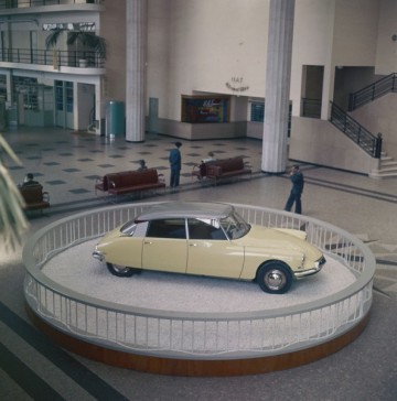 1955-la-DS19-esposta-nel-salone-dellaeroporto-di-Orly-a-Parigi.jpg