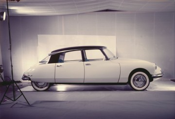 DS19-di-preserie-esposta-al-Salone-dellAuto-di-Parigi-del-1955.jpg