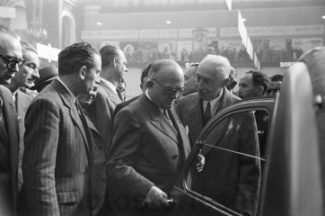 5_Salone di Parigi, 6 ottobre 1948, Pierre-Jules Boulanger mostra la nuova 2CV al presidente della repubblica francese Vincent Auriol.jpg