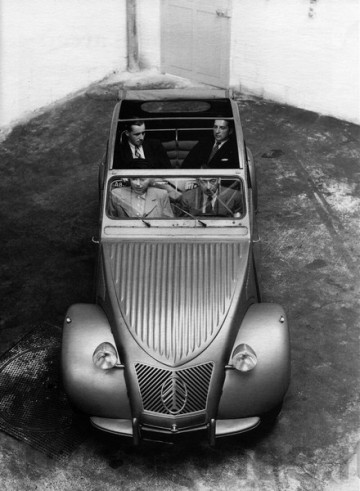 7_Una 2CV di pre-serie fotografata all'interno della fabbrica di Levallois.jpg