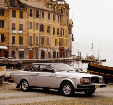 1_Una_262_C_con_design_Bertone_in_un_ambientazione_italiana_1977.jpg