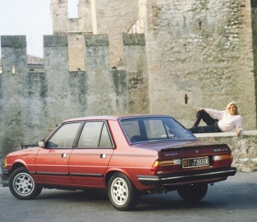 Peugeot 305_2.jpg