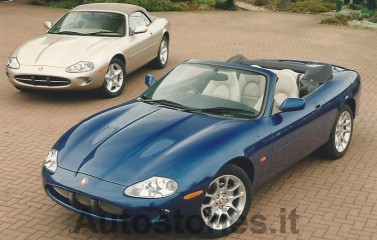 01_Jaguar_XK8 Coupe_Convertible.jpg