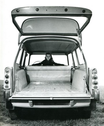 9_ID19 Break Commerciale, foto del vano di carico con il sedile posteriore abbattuto, 1959.jpg