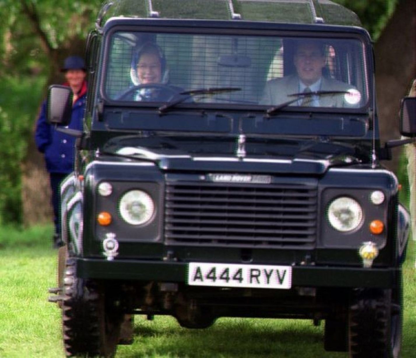 Risultati immagini per Regina elisabetta land rover defender